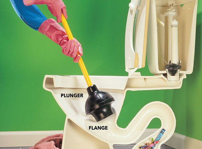 xử lý bồn cầu thiếu hơi bằng pittong cao su