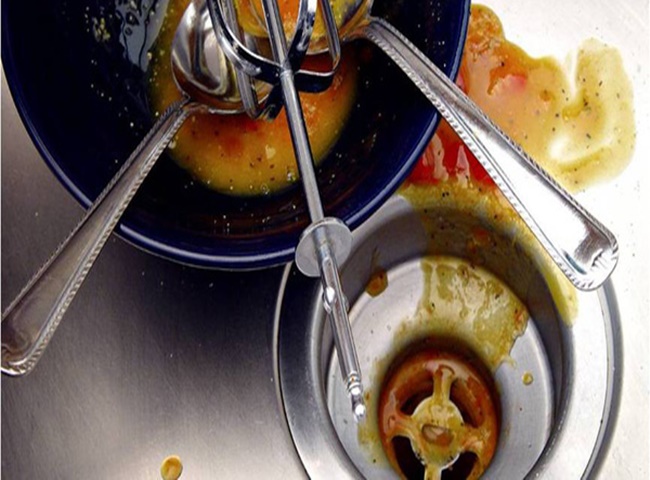 bồn rửa bát bị tắc do dầu mỡ