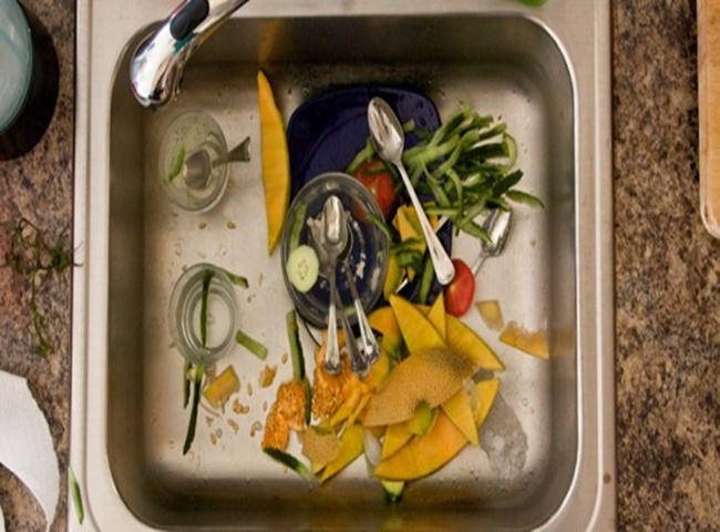 bồn rửa bát bị tắc do thức ăn thừa