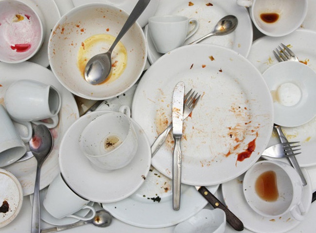 bồn rửa bát bị tắc khiến công việc bếp bị gián đoạn