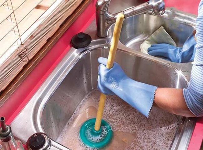 chữa bồn rửa bát bị tắc bằng pittong cao su