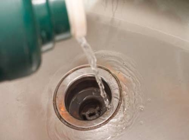 chữa bồn rửa bát bị tắc bằng nước nóng