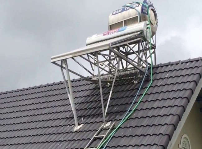 đặt bồn nước trên mái nhà có độ dốc trên 5%