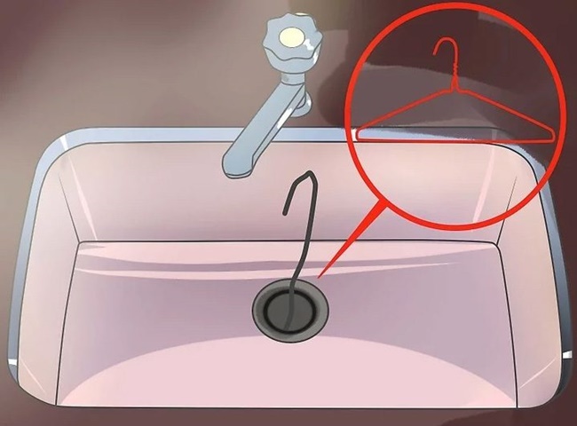 thông bồn rửa chén bị nghẹt bằng móc quần áo