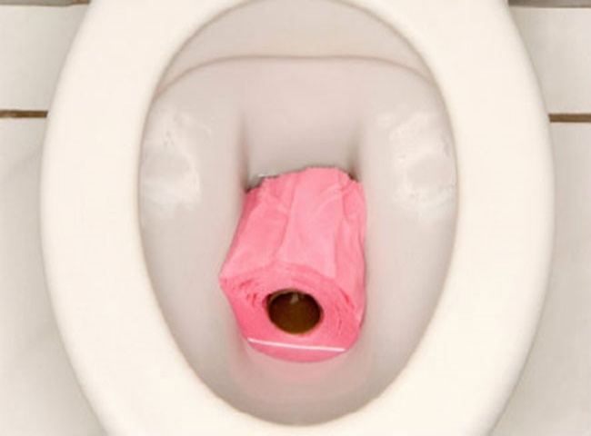 rơi tất vào bồn cầu có phải nguyên nhân gây nghẹt?