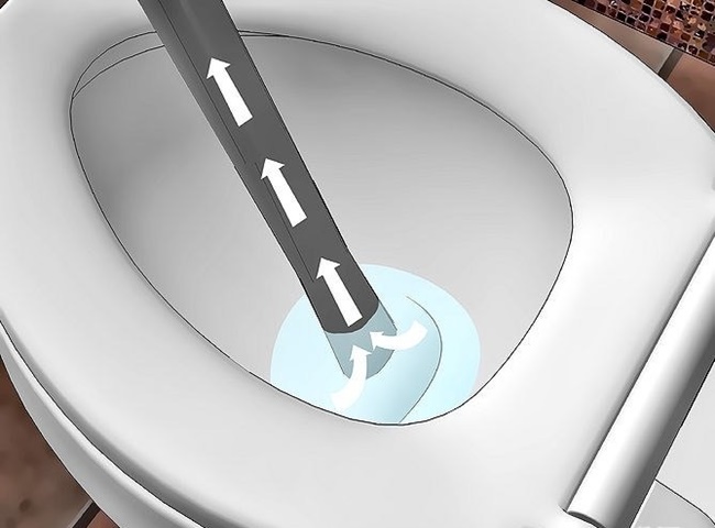 xử lý rơi tất vào bồn cầu bằng máy hút bụi đa năng