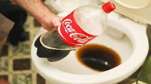 cách thông bồn cầu bằng coca cola tốt