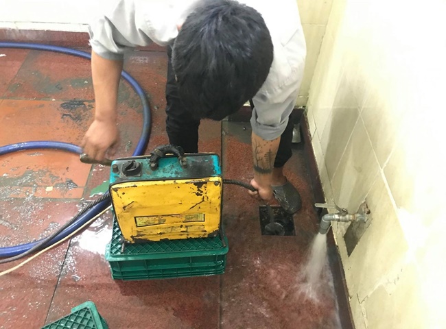 Th&ocirc;ng cống nghẹt quận 10 c&oacute; đội ngũ thợ chuy&ecirc;n nghiệp nhất