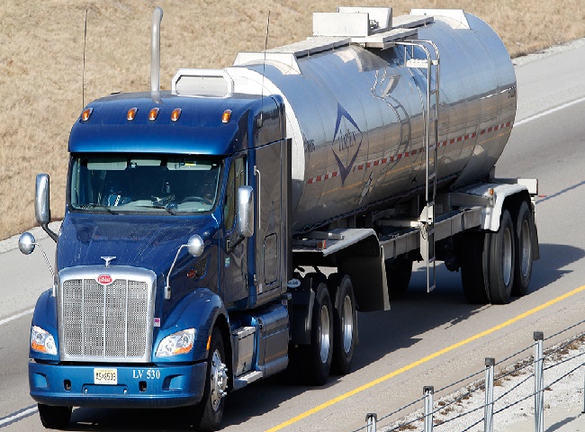 Xe vận chuyển bùn vi sinh quận Tân Bình đang tiến hành di chuyển đến công trình